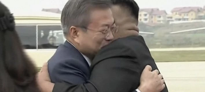 Η «θερμή» υποδοχή του Κιμ Γιονγκ Ουν στον Νοτικορεάτη ηγέτη (εικόνες)